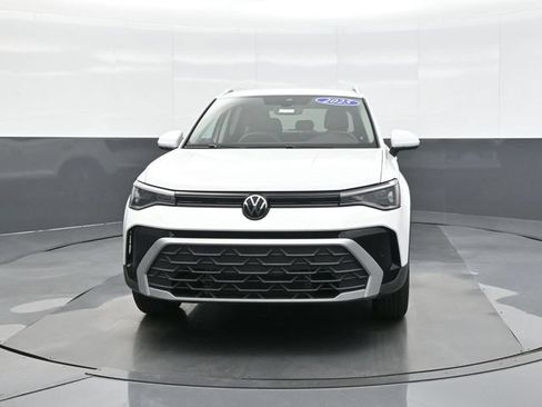 Used 2025 Volkswagen Taos SE AWD/4WD image 2