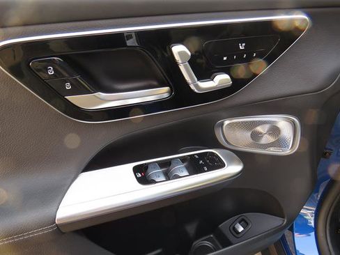 Used 2025 Mercedes-Benz GLC 300 4MATIC image 9