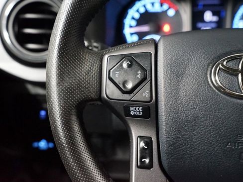 Used 2020 Toyota Tacoma TRD Off-Road w/ Technology Package image 15