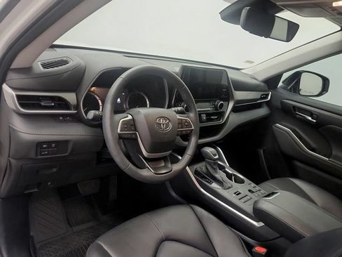 Used 2024 Toyota Highlander XLE AWD/4WD image 18