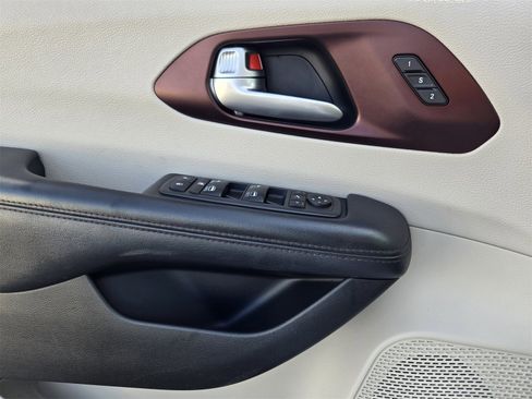 Used 2018 Chrysler Pacifica Limited image 21