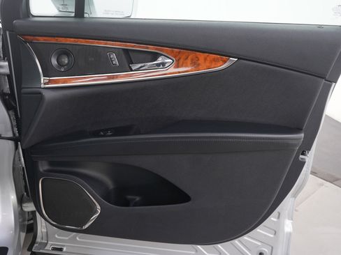 Used 2019 Lincoln Nautilus Reserve image 12