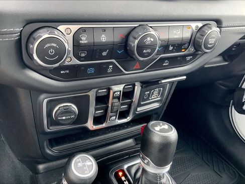 Used 2024 Jeep Wrangler Unlimited Sahara AWD/4WD image 32