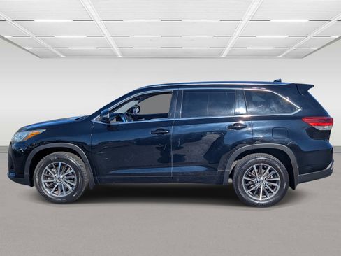 Used 2017 Toyota Highlander XLE image 2