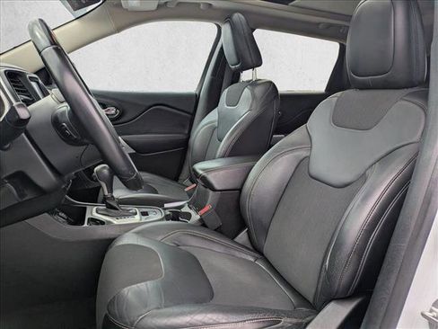 Used 2018 Jeep Cherokee Latitude Plus w/ Comfort/Convenience Group image 16