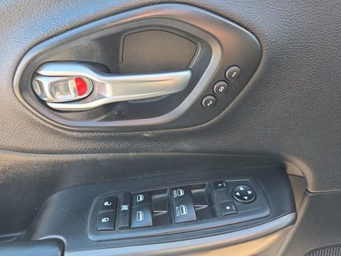 Used 2020 Jeep Cherokee Limited image 17