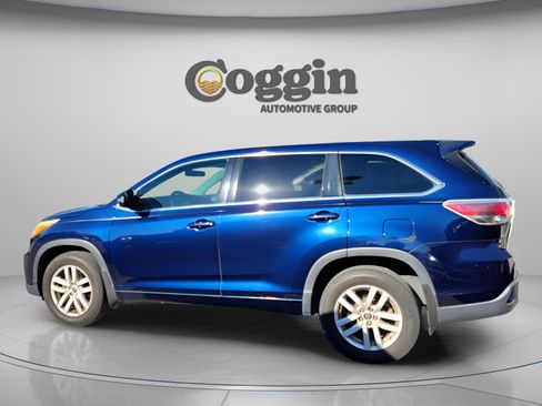Used 2016 Toyota Highlander LE image 2