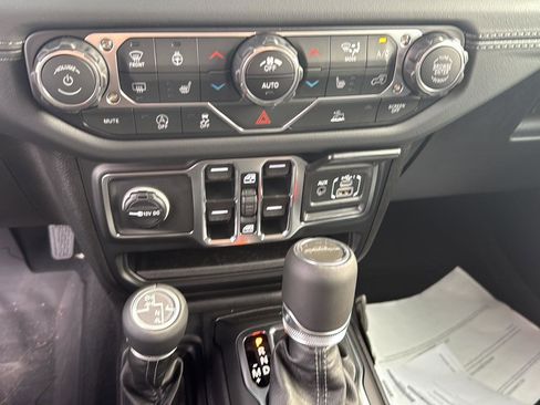 New 2025 Jeep Gladiator High Tide image 22