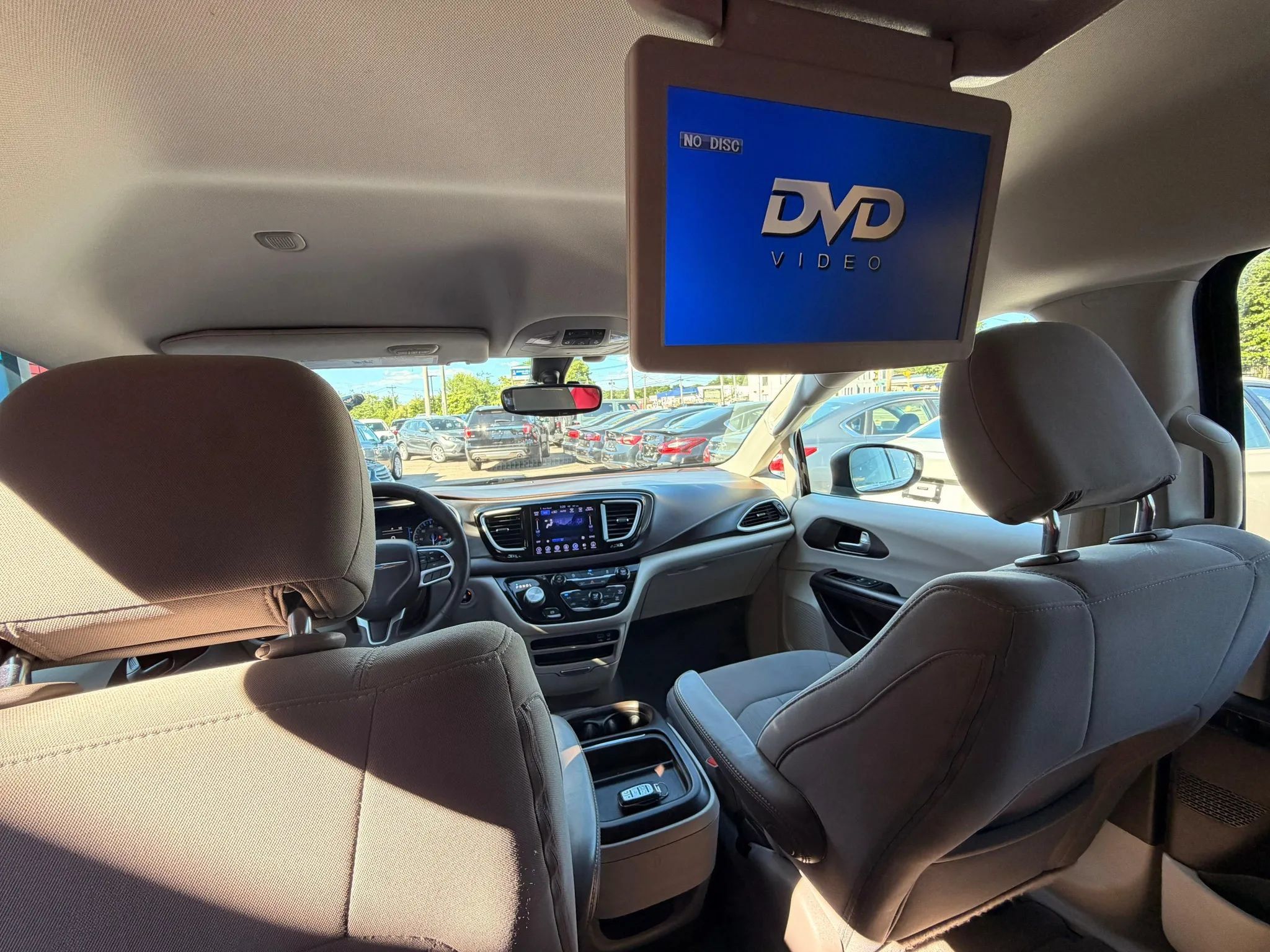 Used 2017 Chrysler Pacifica Touring Plus w/ Tire & Wheel Group FWD image 15