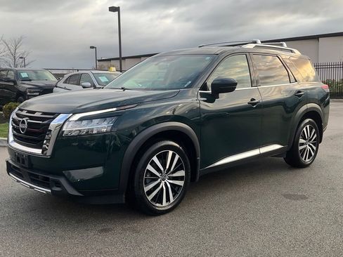 Used 2023 Nissan Pathfinder Platinum image 3