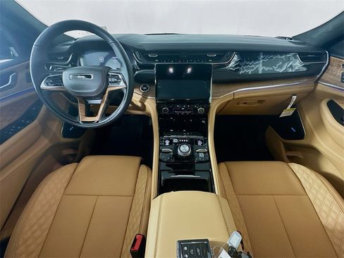 New 2025 Jeep Grand Cherokee Summit image 9