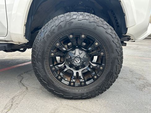 Used 2017 Toyota Tacoma TRD Sport w/ Tow Package (A/T) AWD/4WD image 30