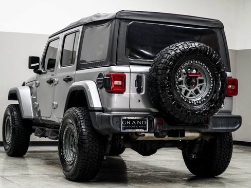 Used 2019 Jeep Wrangler Unlimited Sahara image 10