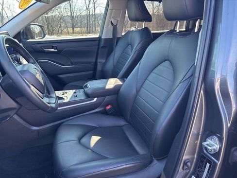 Certified 2024 Toyota Highlander XLE image 48