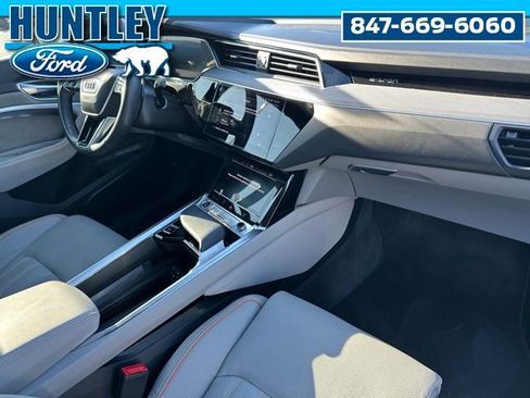 Used 2024 Audi Q8 e-tron Prestige image 9