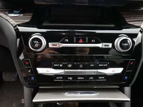 Used 2023 Ford Explorer Limited AWD/4WD image 24