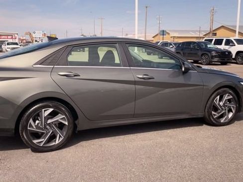 Used 2025 Hyundai Elantra SEL FWD image 2