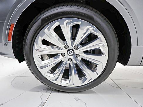 Used 2025 Bentley Bentayga AWD/4WD image 57