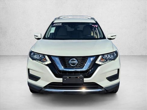 Used 2019 Nissan Rogue SV image 2