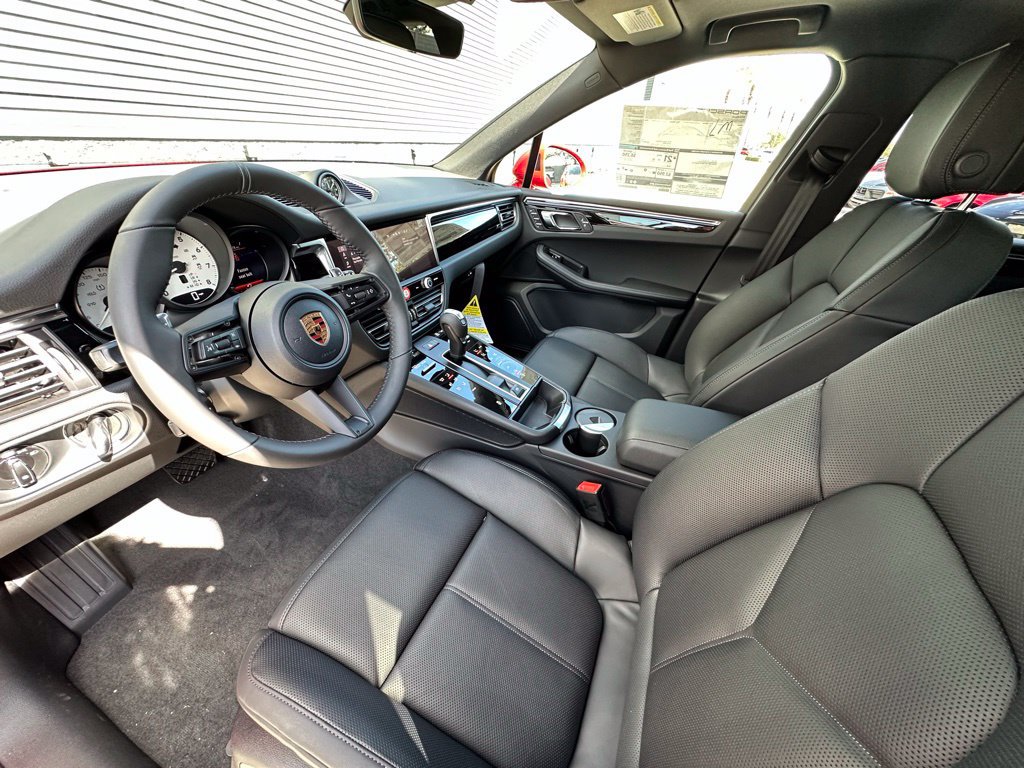 Certified 2026 Porsche Macan AWD/4WD image 4