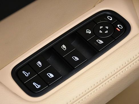 Used 2022 Porsche Cayenne Platinum Edition image 36