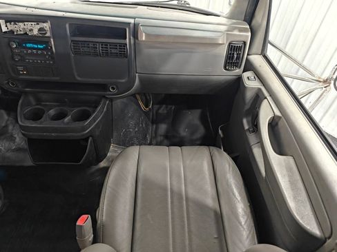 Used 2004 Chevrolet Express 3500 RWD image 28