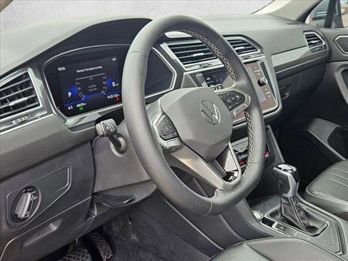 Used 2022 Volkswagen Tiguan SE FWD image 9
