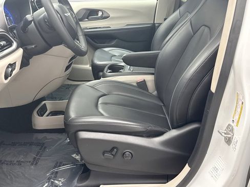 Used 2023 Chrysler Pacifica Touring-L FWD image 11