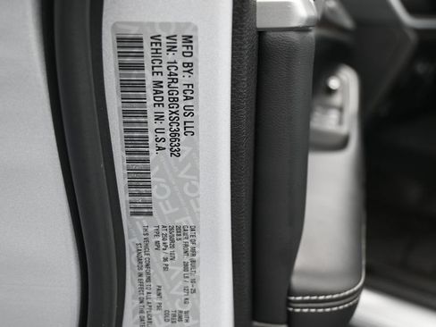 Used 2025 Jeep Grand Cherokee Limited w/ Black Appearance Package RWD image 19