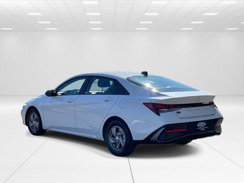 Certified 2024 Hyundai Elantra SE image 4