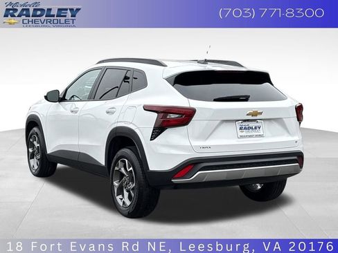 Certified 2025 Chevrolet Trax LT FWD image 3
