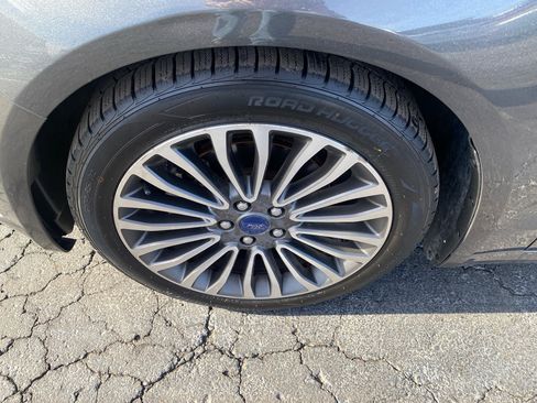 Used 2017 Ford Fusion SE w/ Fusion SE Technology Package image 4