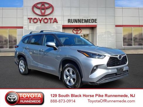 Used 2023 Toyota Highlander LE AWD/4WD image 1