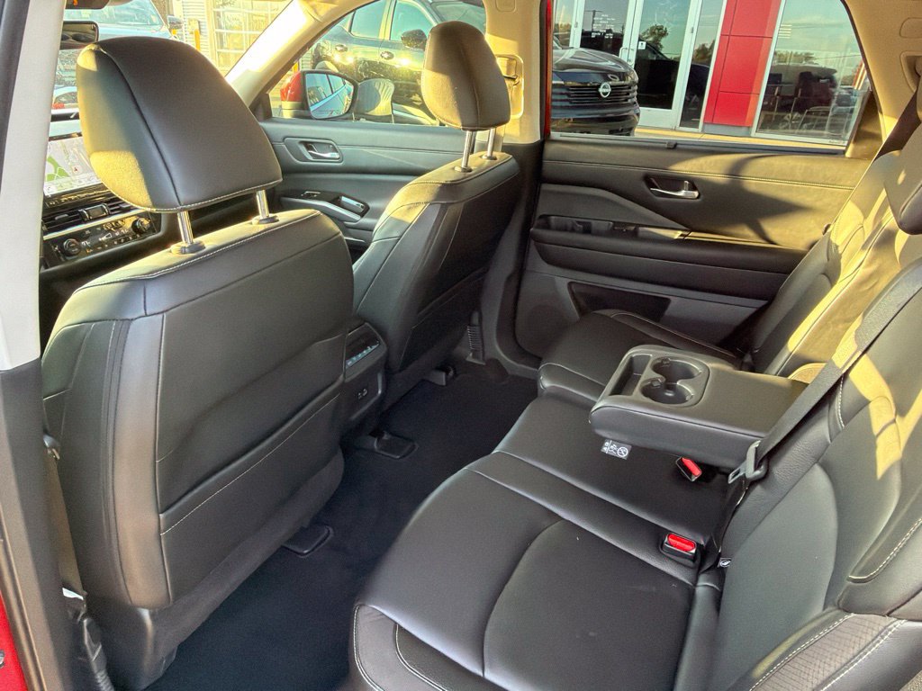 Used 2023 Nissan Pathfinder SL AWD/4WD image 18