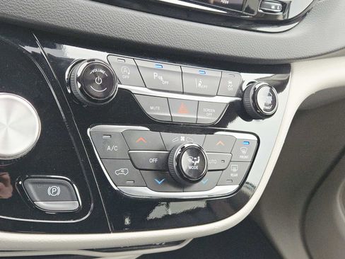 Used 2024 Chrysler Pacifica Touring-L image 29