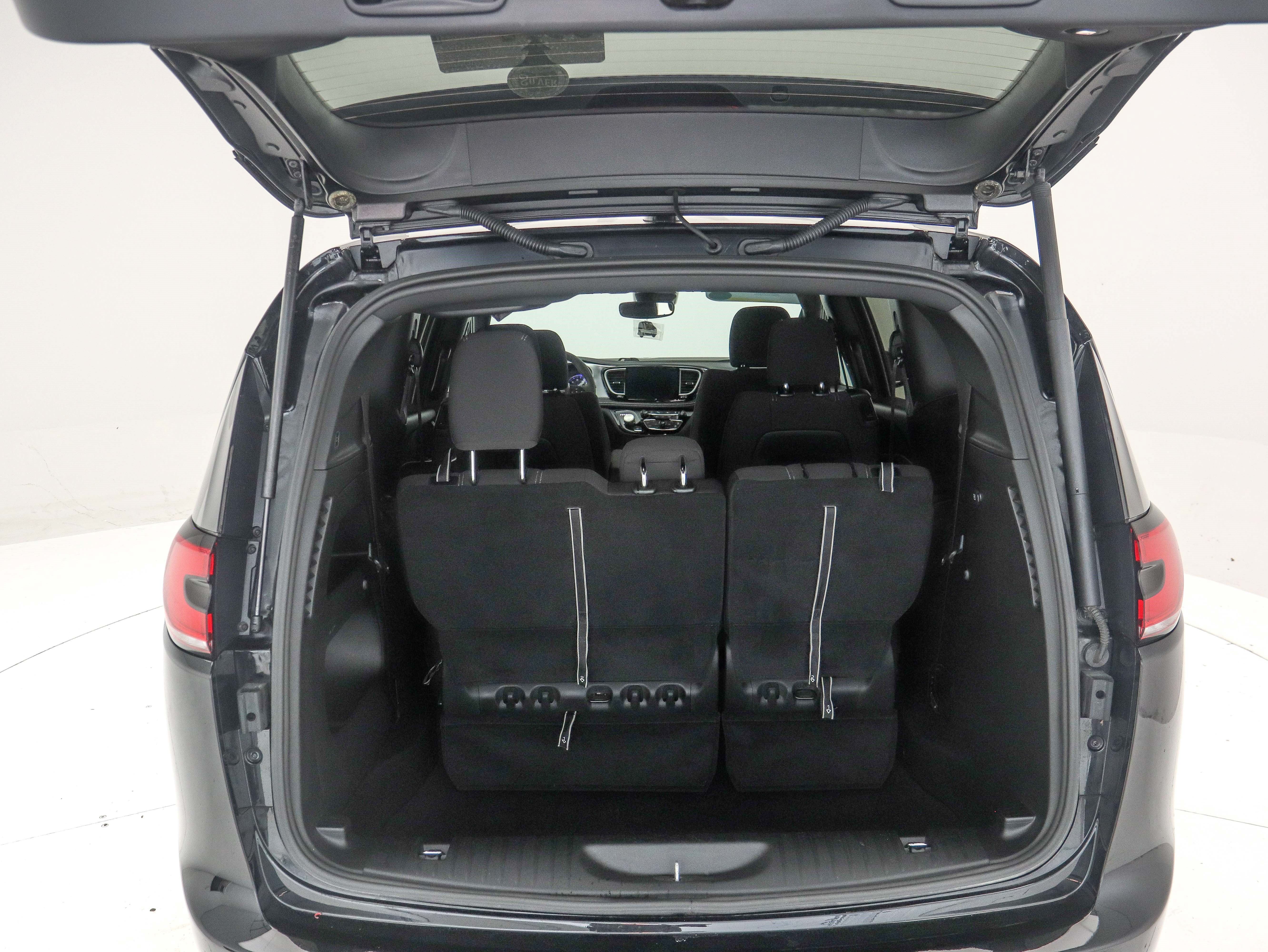 Used 2024 Chrysler Pacifica Touring FWD image 11