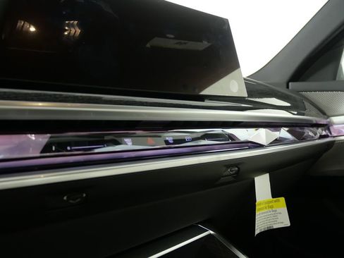 Used 2025 BMW i7 xDrive60 w/ Premium Package image 22