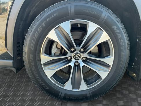Used 2023 Toyota Highlander XLE FWD image 14