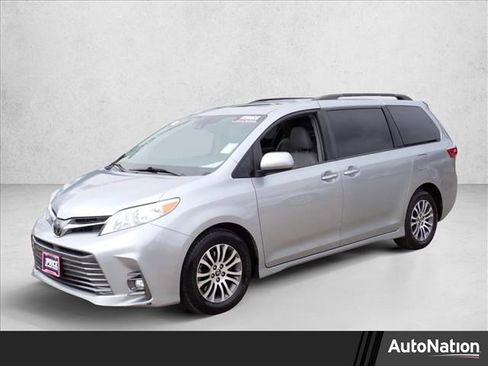 Used 2018 Toyota Sienna XLE image 1