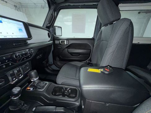 Used 2025 Jeep Wrangler Sport AWD/4WD image 5