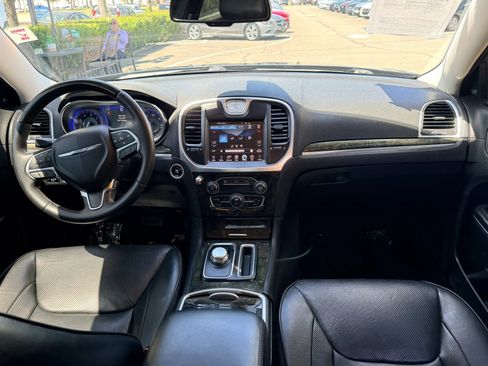 Used 2016 Chrysler 300 C RWD image 18