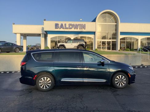Used 2023 Chrysler Pacifica Limited FWD image 8