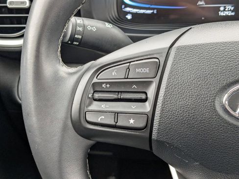 Used 2025 Hyundai Venue SEL image 17