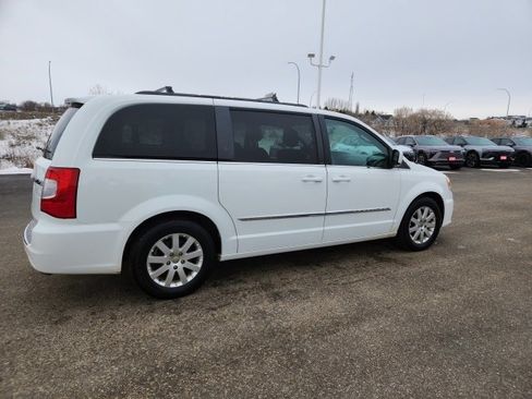 Used 2014 Chrysler Town & Country Touring image 8
