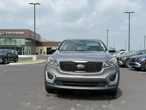 Used 2016 Kia Sorento FWD image 2