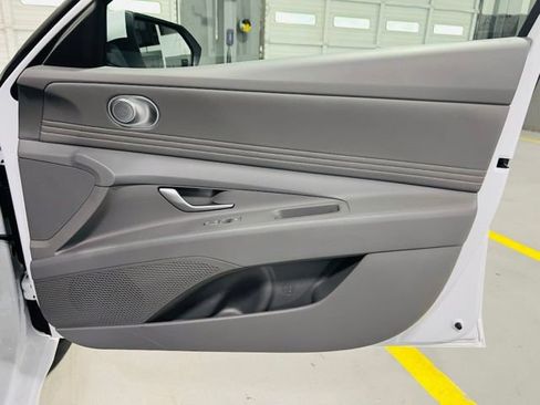 Used 2025 Hyundai Elantra SEL FWD image 34