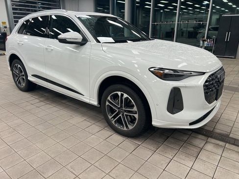 Used 2025 Audi Q5 Premium w/ Convenience Package image 3