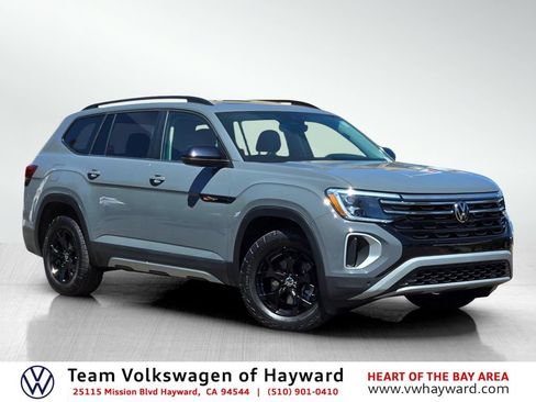 Used 2024 Volkswagen Atlas Peak Edition SE AWD/4WD image 1