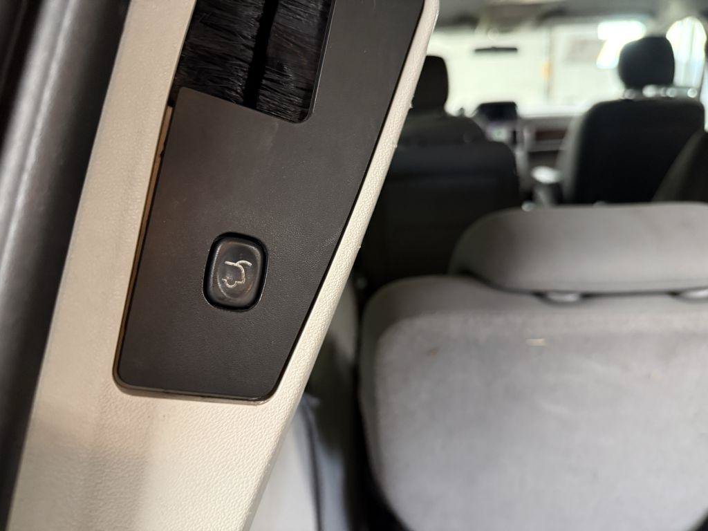 Used 2010 Chrysler Town & Country Touring FWD image 22