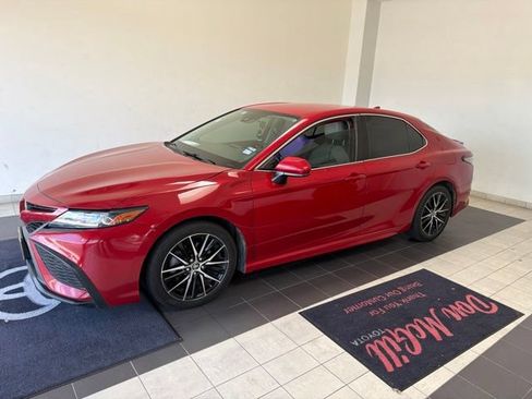 Used 2021 Toyota Camry SE FWD image 1